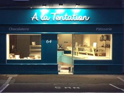 A LA TENTATION